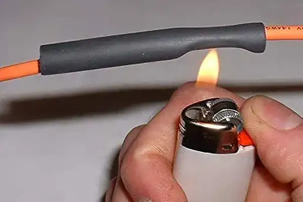 استفاده از وارنیش حرارتی جهت جلوگیری از پاره شدن ابتدا و انتهای کابل شارژر آیفون