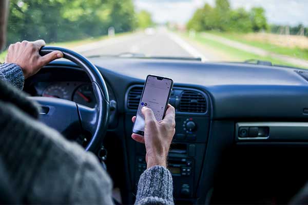 کاهش تصادفات رانندگی با هولدر موبایل برای ماشین